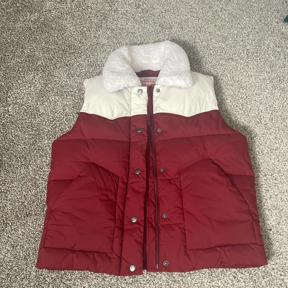 Levi’s puffer vest - Picture 2 of 3